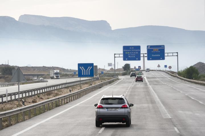 Un coche circula por una de las carreteras españolas.
