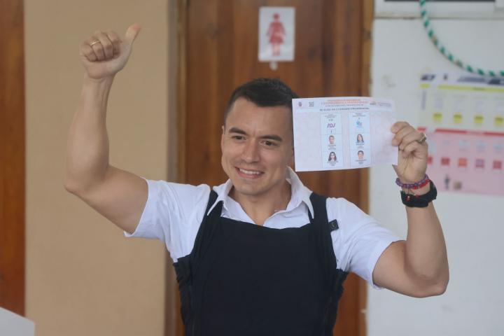 Daniel Noboa, nuevo presidente de Ecuador, en el colegio electoral este domingo.