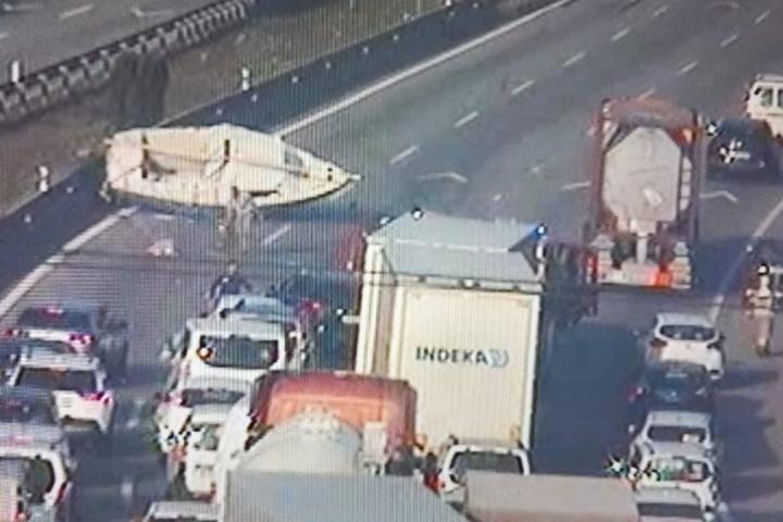 Imagen difundida del accidente de la AP-7 con el barco implicado.