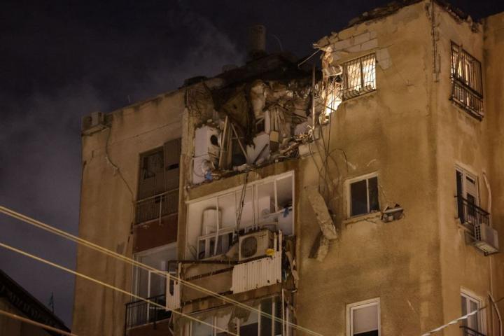 Un edificio de viviendas en Tel Aviv, destrozado por un ataque de Hamás