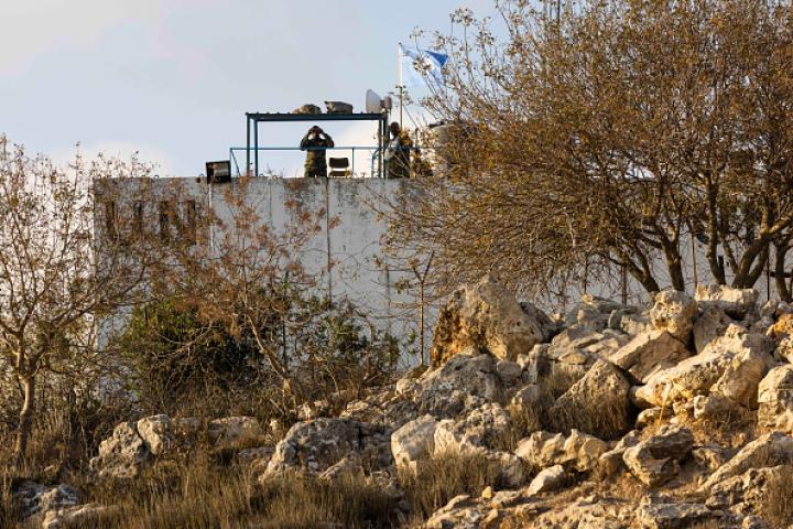 Un soldado de la UNIFIL, la misión militar de la ONU en el sur del Líbano, observa la frontera entre ese país e Israel el 12 de octubre de 2023.