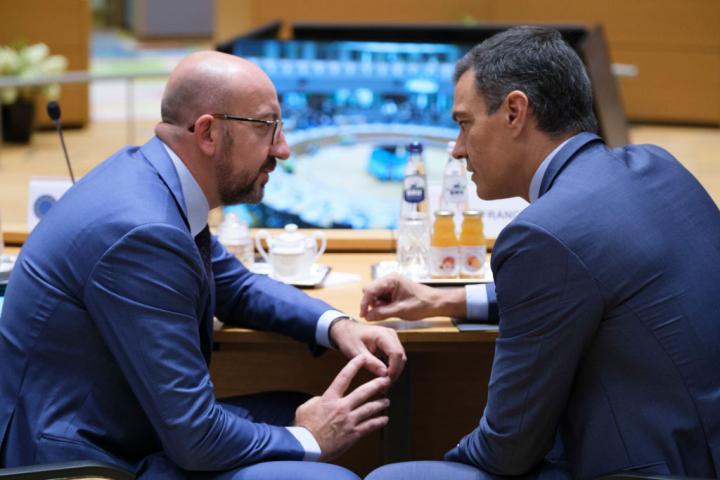 Charles Michel y Pedro Sánchez charlan durante una reunión de la UE