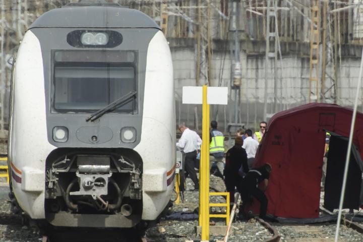 Dispositivo en la estación de Santa Justa (Sevilla), tras el hallazgo de los restos mortales de Álvaro Prieto, desaparecido el jueves.
