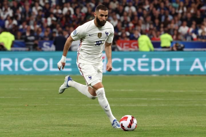Karim Benzema durante un partido con la selección francesa
