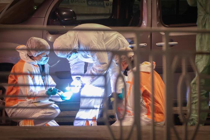La policía forense belga recoge pruebas en el lugar del atentado en Bruselas.