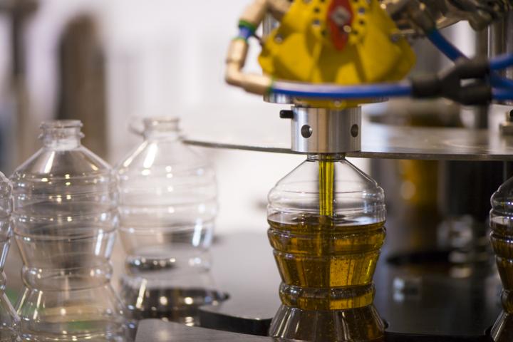 Imagen de archivo de envasado de aceite de oliva en una fábrica.