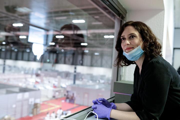 La presidenta de la Comunidad de Madrid, Isabel Díaz Ayuso, durante una visita al hospital de campaña de Ifema, en abril de 2020.