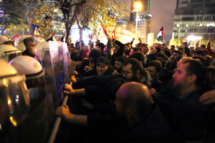 Protestas contra el consulado israelí en Estambul (Turquía), tras la explosión que según Hamás ha dejado medio millar de muertos en un hospital de Gaza, por un supuesto bombardeo del Ejército israelí.