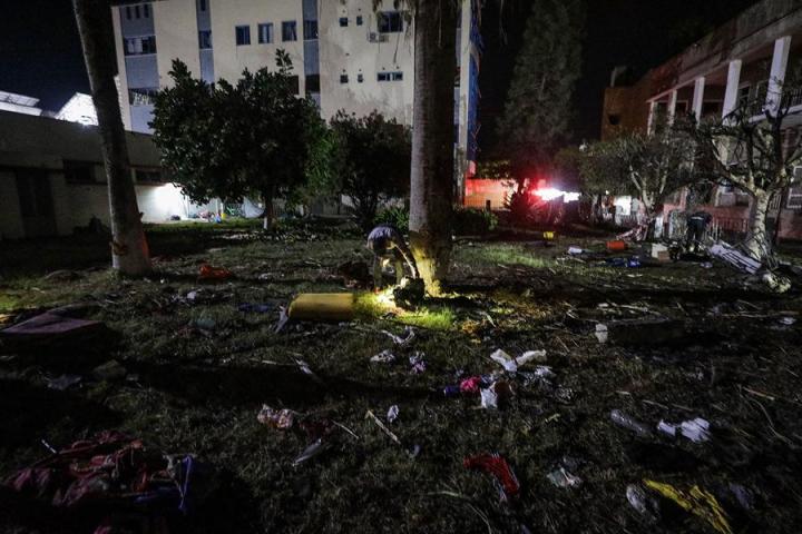 Búsqueda de supervivientes de noche tras el ataque contra el hospital Al Ahli de Gaza