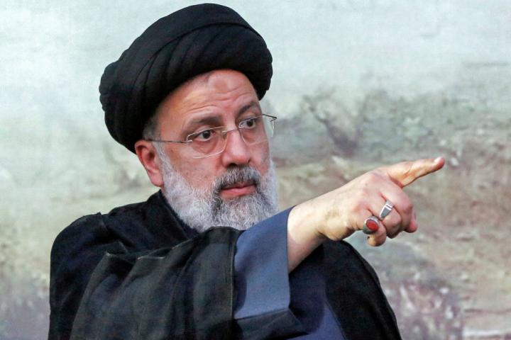 Ebrahim Raisi, presidente de Irán, señalando en un acto