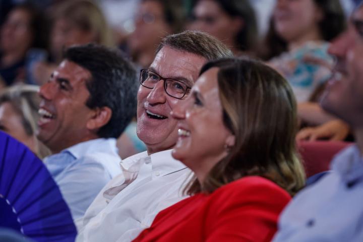 Foto de archivo de María José Catalá con Alberto Núñez Feijóo.
