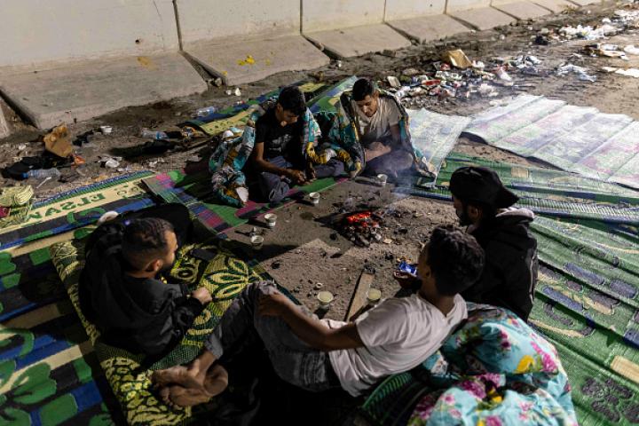 Refugiados palestinos aguardan en un campamento improvisado al borde de la frontera egipcia, el paso de Rafah, por donde se enviarán 20 camiones de ayuda humanitaria, cuando la ONU reclama 100 diarios.