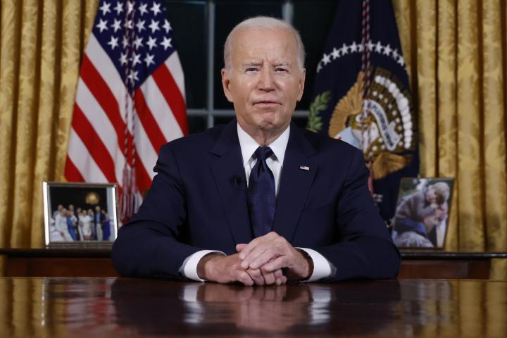 Joe Biden en el discurso emitido esta noche en el Despacho Oval de la Casa Blanca.