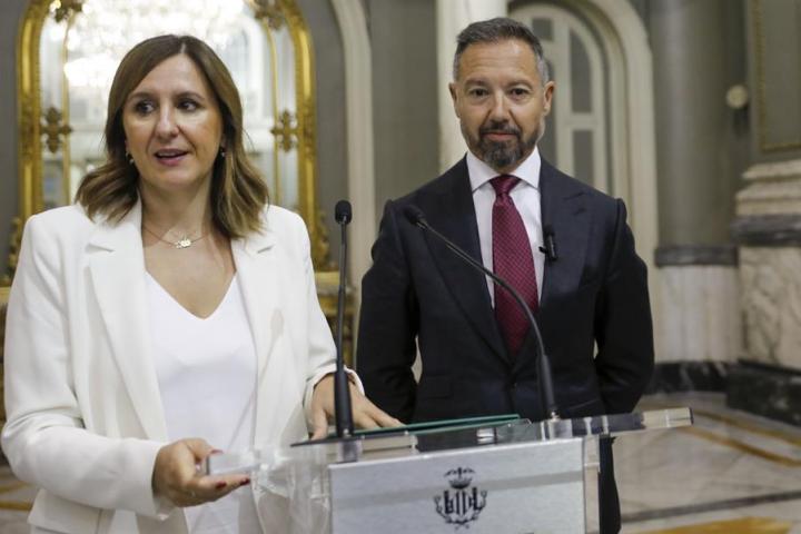 La alcaldesa de Valencia, María José Catalá, y el portavoz de Vox en el Ayuntamiento, Juanma Badenas.