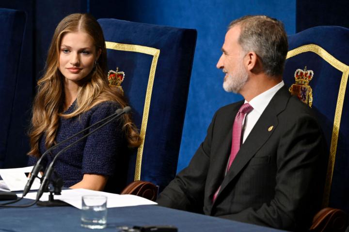 La princesa Leonor y el rey conversan en un momento de la ceremonia de entrega de premios
