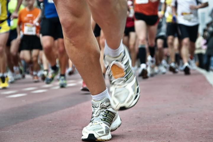 Los pies de una persona que participa en una carrera en una imagen de archivo.