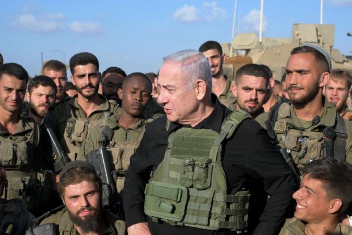 Netanyahu, junto a las tropas israelíes al lado de Gaza