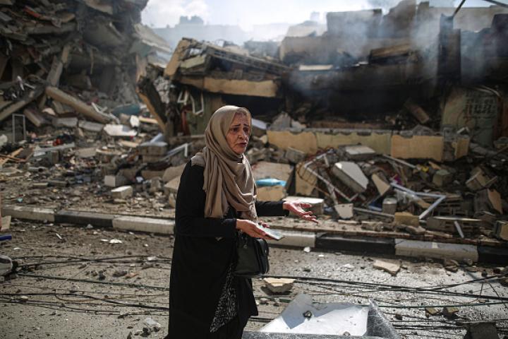 Una mujer gazatí camina entre los escombros del barrio de al-Zahra, tras un bombardeo israelí.