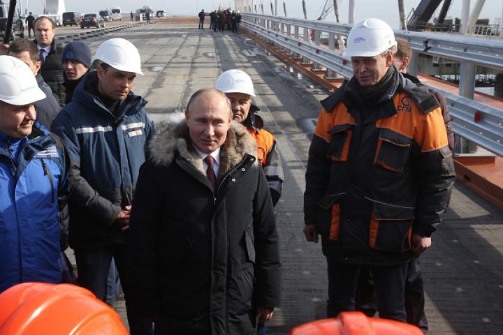 Vladímir Putin, el pasado 14 de marzo durante su visita al puente que une la anexionada península de Crimea con Rusia, tras haber sido reparado después de sufrir un ataque que achacaron a Ucrania.