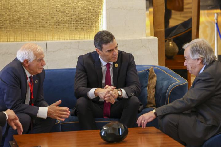 Antonio Guterres, Josep Borrell y Pedro Sánchez minutos antes de la Cumbre de la Paz.