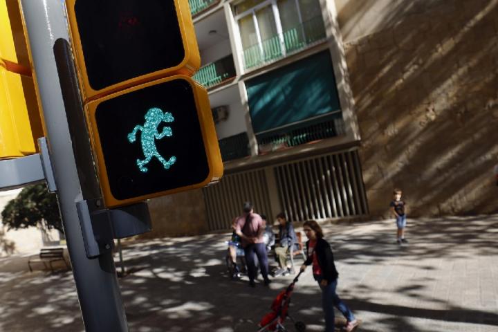 Semáforo figuras de Mortadelo y Filemón con el que se ha decidido homenajear al fallecido dibujante Francisco Ibáñez