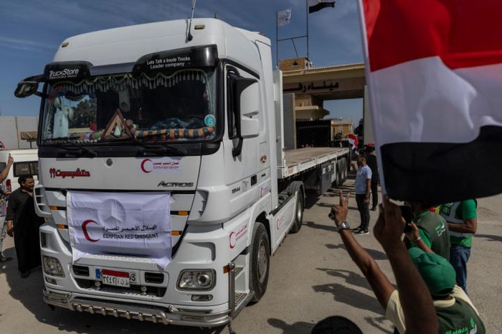 Un camión pasando la frontera de Rafah.