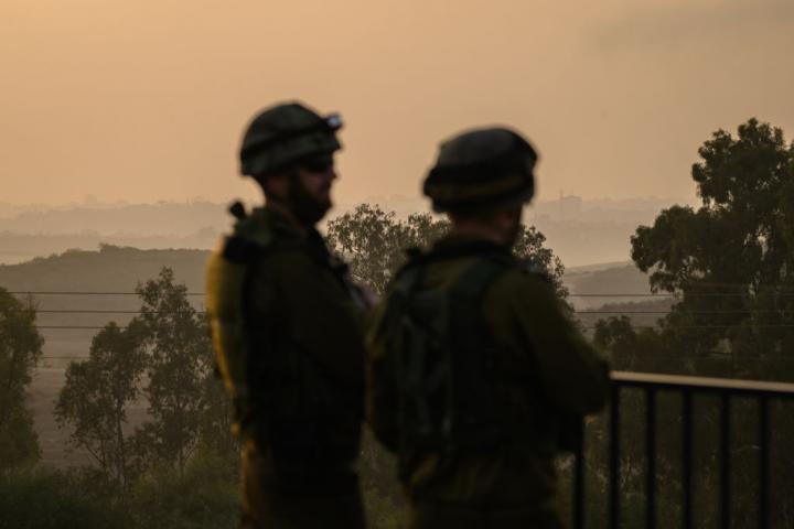 Dos soldados israelíes vigilan en las inmediaciones de Gaza