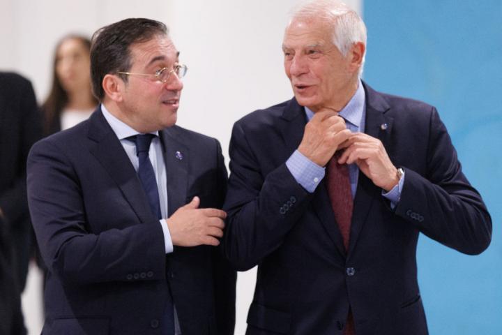 José Manuel Albares, junto a Josep Borrell, en un encuentro europeo