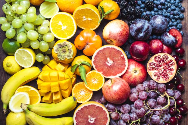 Imagen de archivo de distintas variedades de frutas.