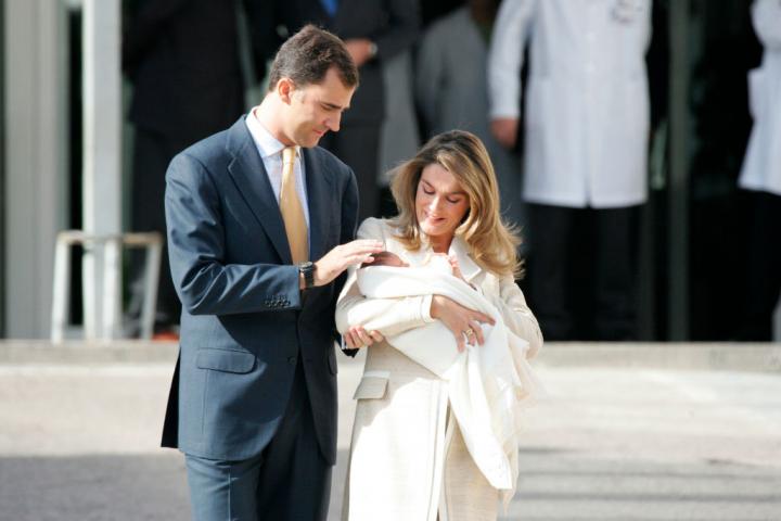 Felipe VI y la reina Letizia tras el nacimiento de Leonor.