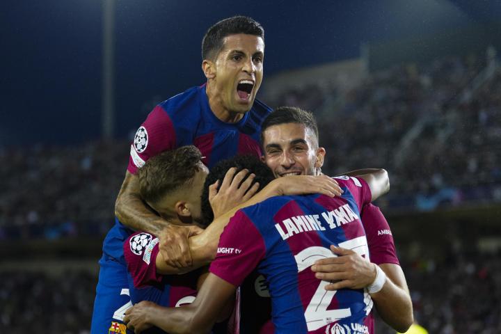 Los jugadores del FC Barcelona celebran el gol inicial de Ferran Torres al Shakhtar Donetsk