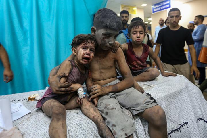 Niños palestinos heridos durante los bombardeos israelíes sobre la Franja de Gaza.