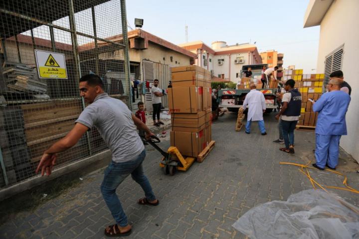 Preparación de uno de los convoyes enviados desde Egipto hasta la Franja de Gaza.
