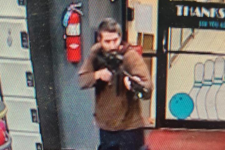 Imagen difundida del sospechoso del titroteo en Maine, Estados Unidos.