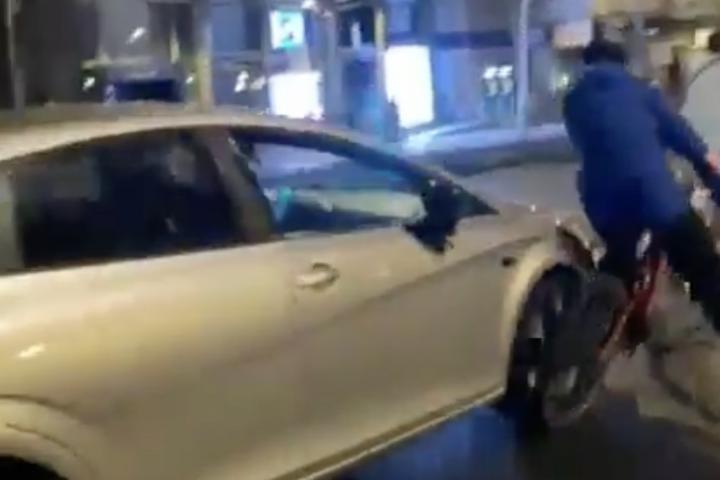 Instante en el que el coche se lleva por delante al primer ciclista de 'bicicrítica' Madrid