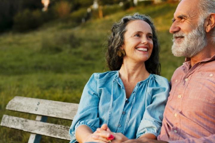 Jubilados sentados en un banco