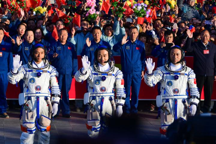 Los tres miembros de la tripulación china que ha partido hacia su estación espacial: Jiang Xinlin, Tang Shengjie y Tang Hongbo.