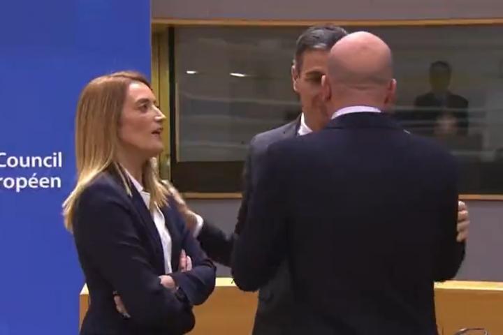 Pedro Sánchez con el presidente del Consejo Europeo, Charles Michel, y la presidenta de
