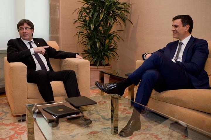 Foto de archivo de Carles Puigdemont y Pedro Sánchez.