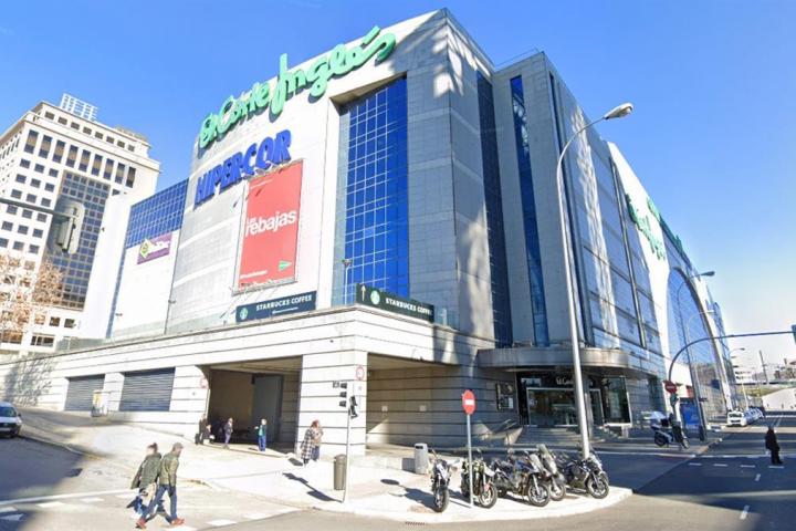 Fachada del centro comercial de Méndez Álvaro donde se levantarán dos rascacielos.