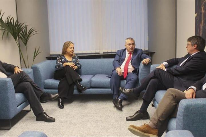 Santos Cerdán y Carles Puigdemont, junto a sus equipos negociadores en la reunión de este lunes 30