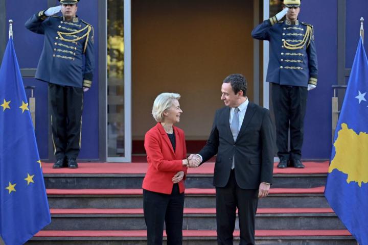 Ursula von der Leyen, junto al primer ministro kosovar, Albin Kurti