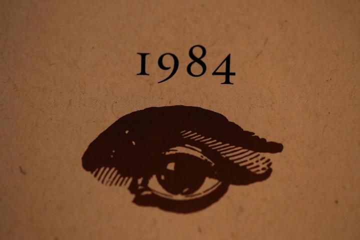 Detalle de una portada de la obra maestra de George Orwell, 1984.