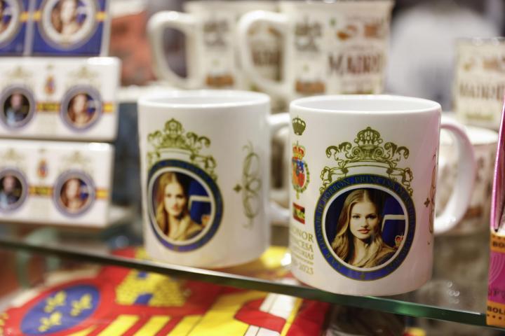 Detalle de unas tazas con la imagen de la Princesa Leonor puestas a la venta en Madrid.