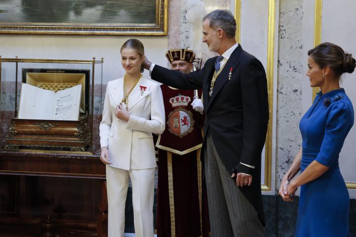 La princesa Leonor, en presencia de los reyes Felipe VI y Letizia, sonríe tras serle impuestas las Medallas del Congreso y Senado en el escritorio del Congreso tras jurar la Constitución.