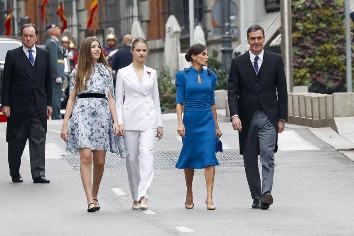 Letizia junto a sus hijas, Leonor y Sofía, y Pedro Sánchez se disponen a entrar en el Congreso.