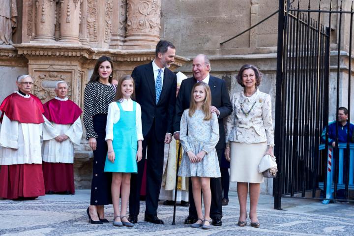 Los reyes, Leonor, Sofía y los reyes eméritos, juntos en una imagen de 2018