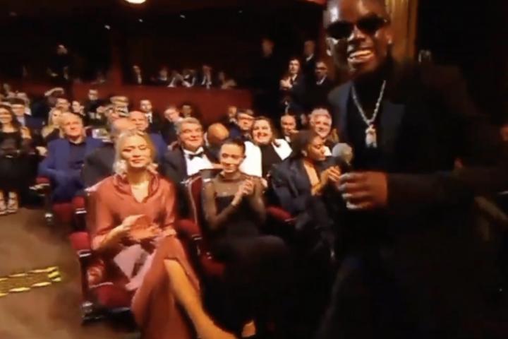 Rema, en un momento de su actuación en la gala del Balón de Oro.