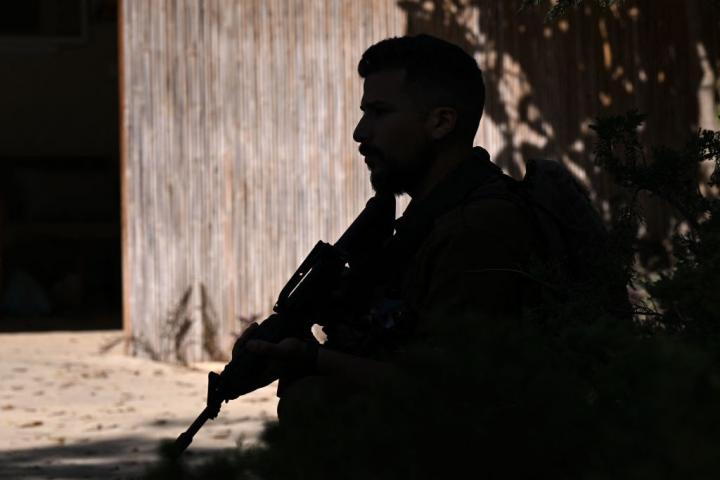 Un soldado israelí, de guardia a las puertas de la Franja