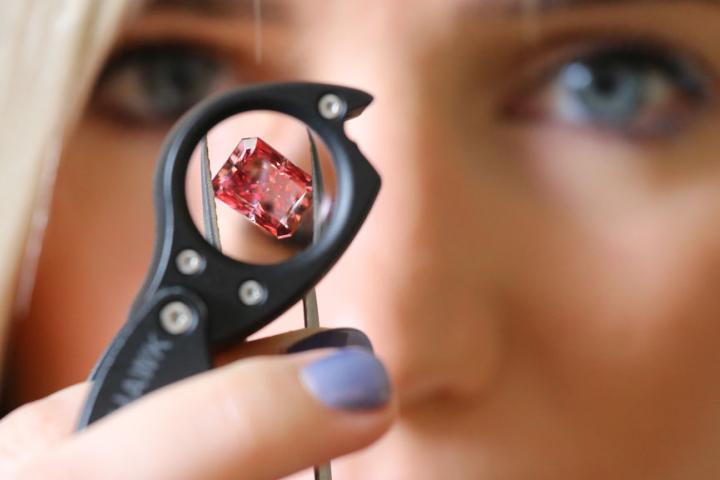 Vista de uno de los diamantes rosas que se extrajeron en la mina Argyle.